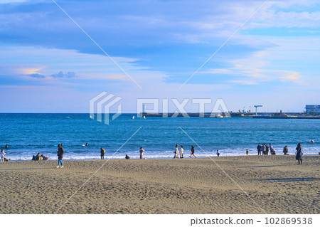 在神奈川縣藤澤市片瀨海岸的片瀨東浜沙灘上嬉戲的人們 在神奈川縣藤澤市片瀨海岸的片瀨東浜沙灘上嬉戲的人們 102869538