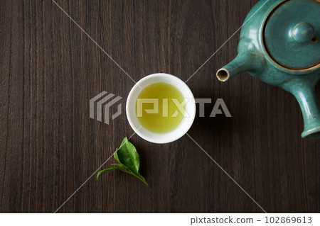 用茶壺沖泡的綠茶 用茶壺沖泡的綠茶 102869613