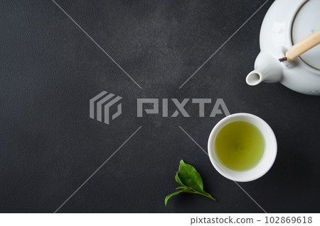 用茶壺沖泡的綠茶 用茶壺沖泡的綠茶 102869618