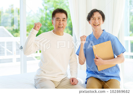 一位醫生和一位老人擺出膽量姿勢的畫像 一位醫生和一位老人擺出膽量姿勢的畫像 102869682