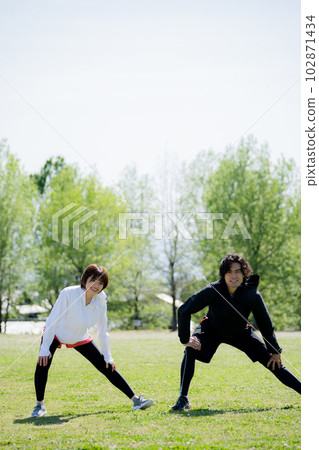 Young couple stretching in the park 102871434
