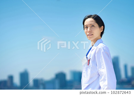 一件白色外套和晴朗的天際線的婦女 一件白色外套和晴朗的天際線的婦女 102872643