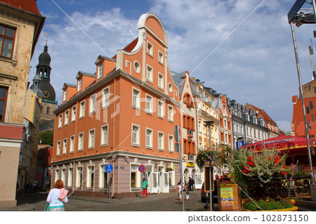 Riga, the capital of Latvia, the northern European Baltic states, a square in the historic center of Riga's Old Town, a World Cultural Heritage site that retains vestiges of the Middle Ages 102873150