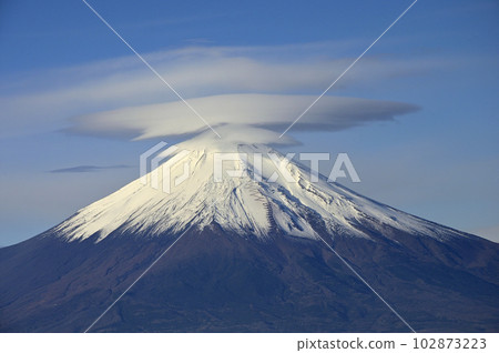 丹澤山脈小釣山山頂雲霧繚繞的富士山 102873223