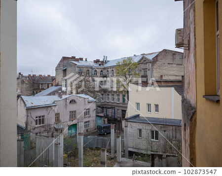 [Ukraine] A stone residential area seen from the hotel window in the old town of Lviv and a cloudy sky in April 102873547
