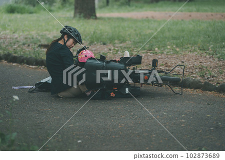 Overturning of a bicycle when carrying an infant Overturning of a bicycle when carrying an infant 102873689