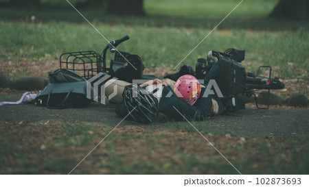 Overturning of a bicycle when carrying an infant 102873693