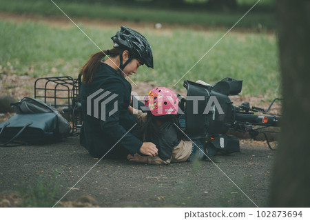載嬰兒時翻倒自行車 102873694