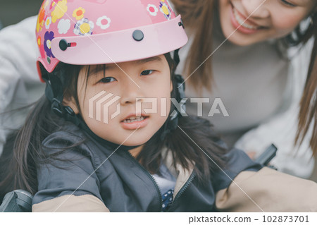 hardhat, helmet, bicycle 102873701