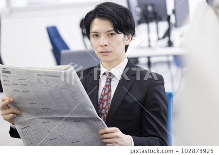 讀報紙的商人 讀報紙的商人 102873925