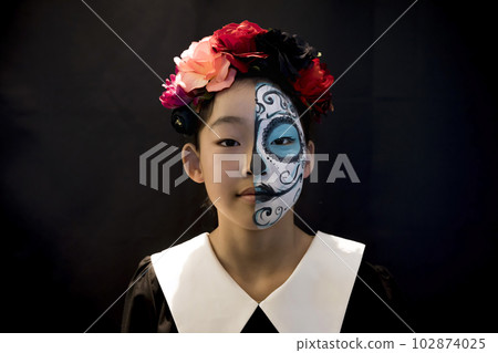 臉上塗著骷髏妝的小學生 臉上塗著骷髏妝的小學生 102874025
