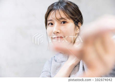 Young woman dancing in a dance studio Dance hip hop image Young woman dancing in a dance studio Dance hip hop image 102874042