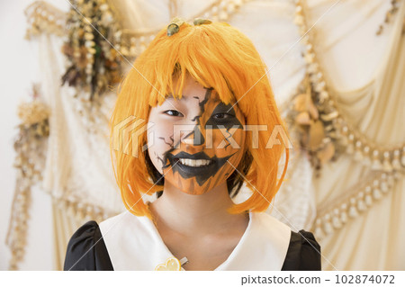 孩子在臉上畫南瓜妝 孩子在臉上畫南瓜妝 102874072