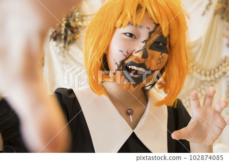 孩子在臉上畫南瓜妝 孩子在臉上畫南瓜妝 102874085