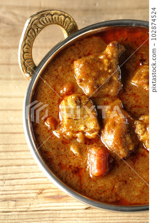 Bird's-eye view of spicy Indian curry with chicken 102874524