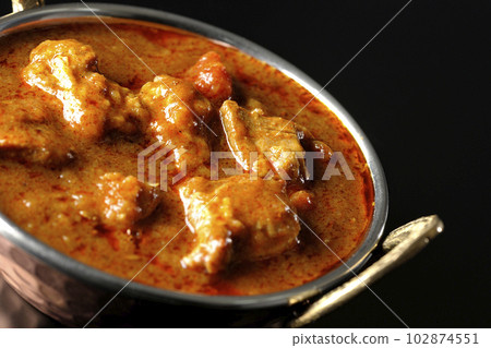 黑色背景中帶雞肉的辣印度咖哩 102874551