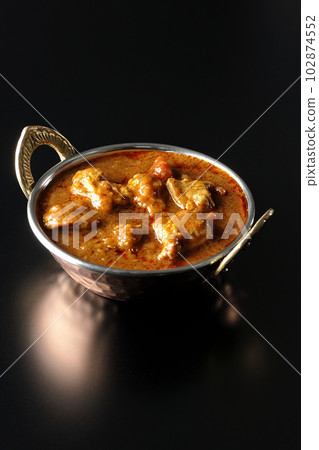 黑色背景中帶雞肉的辣印度咖哩 102874552