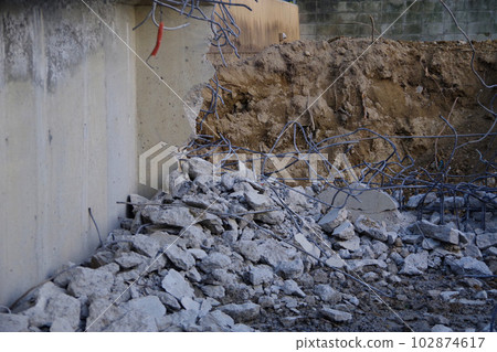 房屋拆遷現場 鋼筋混凝土 拆除混凝土牆和地基 瓦礫山 房屋拆遷現場 鋼筋混凝土 拆除混凝土牆和地基 瓦礫山 102874617