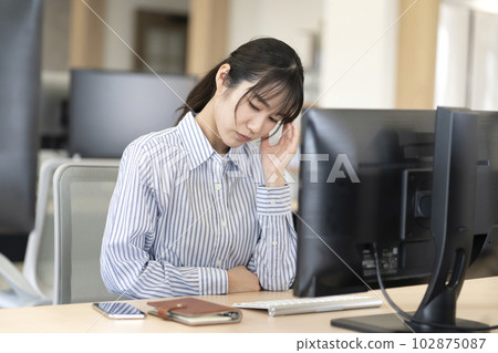 工作時頭疼的女人 工作時頭疼的女人 102875087