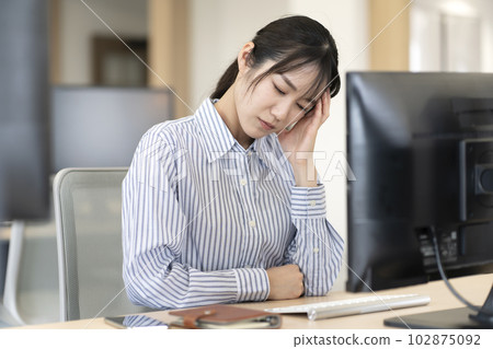 工作時頭疼的女人 102875092