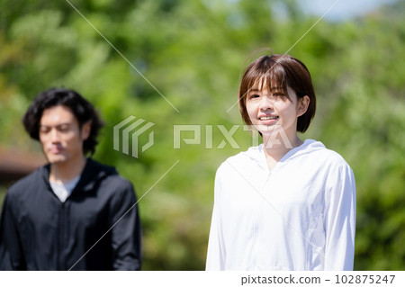 Young couple running in the park 102875247