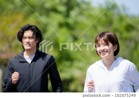 Young couple running in the park 102875249