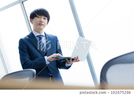 看個人電腦的商人 看個人電腦的商人 102875286