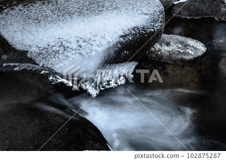 Clear stream and splashing ice [Ushibuse River] 102875287
