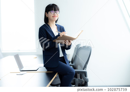 商業場景女人看筆記本 商業場景女人看筆記本 102875739