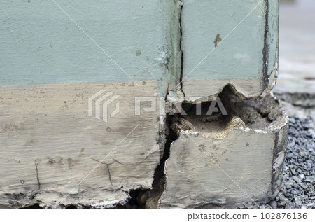 Close up Cracked concrete building or pillar cement wall broken at outside effect with earthquake 102876136