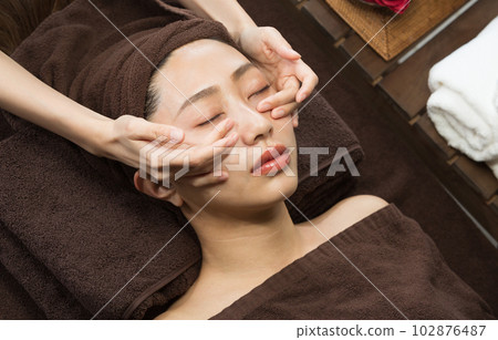 接受面部按摩的婦女 102876487
