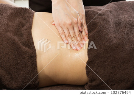 腹部精油按摩 腹部精油按摩 102876494