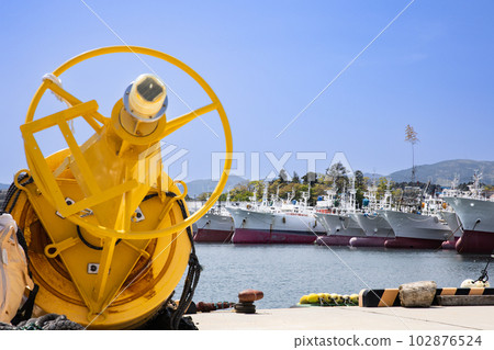宮城氣仙沼 大型漁船停泊景觀和浮標 102876524
