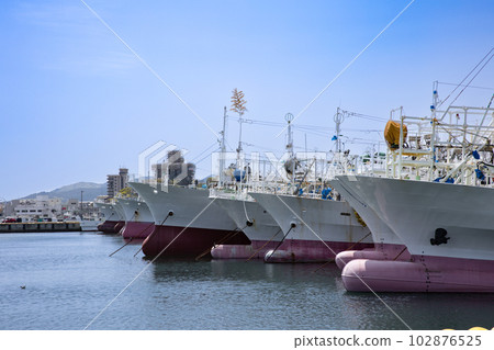 宮城氣仙沼大型漁船停泊風景 102876525