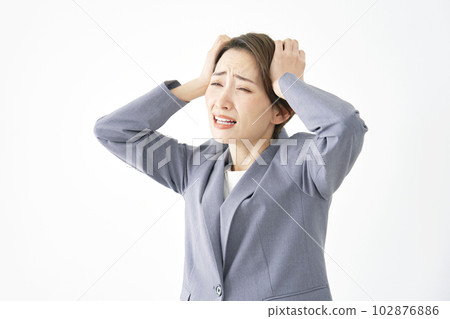 女商人抱著她的頭白色背景 女商人抱著她的頭白色背景 102876886