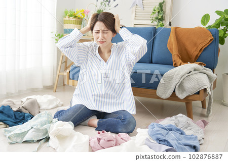 在家務中感到壓力的家庭主婦 在家務中感到壓力的家庭主婦 102876887