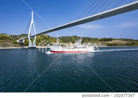 三陸高速公路上美麗的氣仙沼灣過橋和過往的漁船 102877167