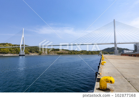 三陸高速公路上美麗的氣仙沼灣過橋和繫泊護柱 102877168