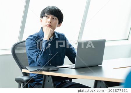 在辦公室工作的 IT 工程師 102877351