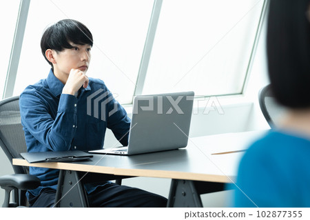 在辦公室工作的 IT 工程師 102877355