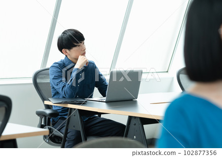 在辦公室工作的 IT 工程師 102877356