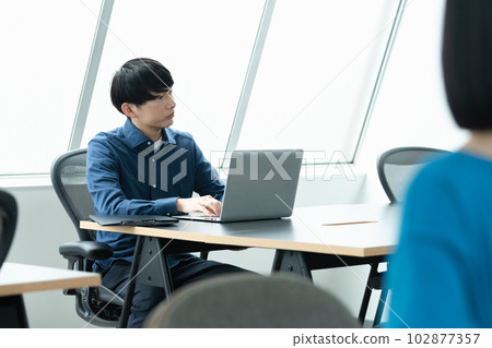 在辦公室工作的 IT 工程師 102877357