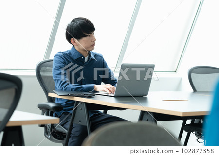 在辦公室工作的 IT 工程師 102877358