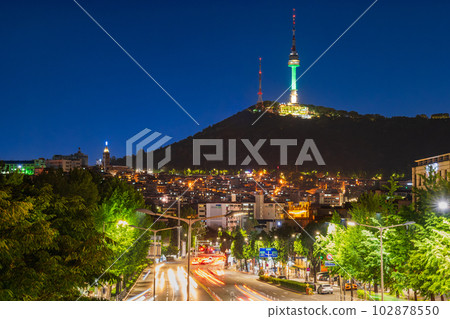 首爾燈火通明的南山塔和綠莎坪大路 102878550