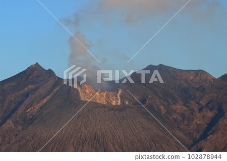 [鹿兒島縣]從道之站垂水看到沐浴在朝陽中的“櫻島”火山口 102878944