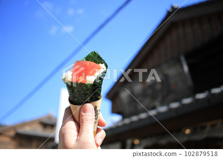 Blue sky and hand-rolled hand-kneaded sushi 102879518