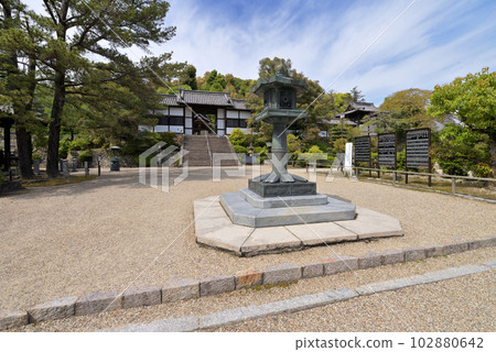 聖德太子陵永福寺院內中央的燈籠（大阪府南河內郡太子町） 102880642
