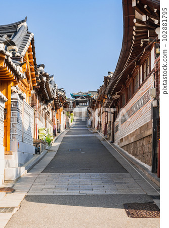 Seoul Bukchon Hanok Village where old-fashioned houses remain Seoul Bukchon Hanok Village where old-fashioned houses remain 102881795