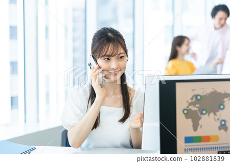 在辦公室工作的女商人 102881839