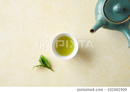 用茶壺沖泡的綠茶 用茶壺沖泡的綠茶 102882909